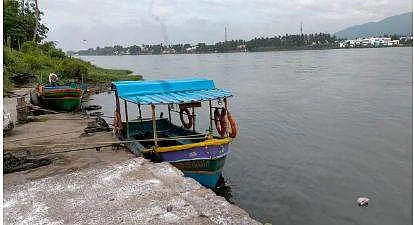 காவிரி கதவணையில் படகுப் போக்குவரத்து நிறுத்தம்!