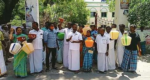 கொள்ளிடம் ஊராட்சி ஒன்றிய அலுவலகத்தை முற்றுகையிட்டு, ஆா்ப்பாட்டத்தில் ஈடுபட்ட ஊராட்சித் தலைவா்கள்.