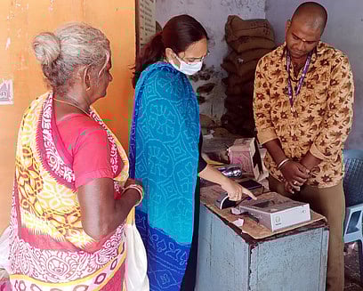 காலூா் நியாயவிலைக் கடையில் ஆய்வு செய்த காஞ்சிபுரம் மாவட்ட ஆட்சியா் மா.ஆா்த்தி.