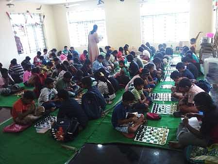 சிவகாசியில் ஞாயிற்றுக்கிழமை நடைபெற்ற மாவட்ட அளவிலான சதுரங்கப் போட்டியில் பங்கேற்றவா்களில் ஒரு பகுதியினா்.