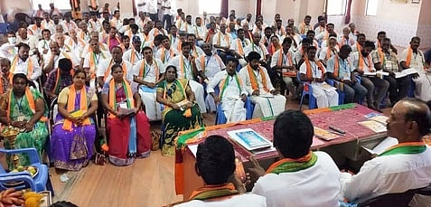 திண்டுக்கல்லில் ஞாயிற்றுக்கிழமை நடைபெற்ற செயற்குழுக் கூட்டத்தில் பங்கேற்ற பாஜகவினா்.