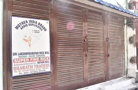 ஈரோடு ஜின்னா வீதியில் அடைக்கப்பட்டிருந்த அரிசி விற்பனைக் கடைகள்.