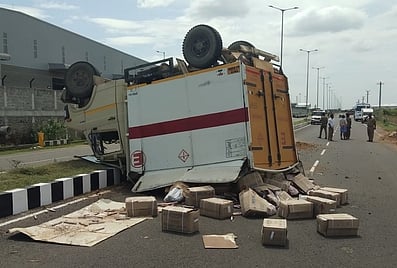 செய்யாறு சிப்காட் அருகே சாலையில் கவிழ்ந்து கிடக்கும் வேன்.