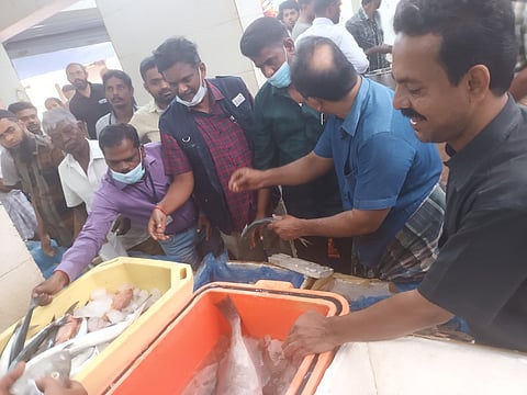 கம்பம் ஓடைக்கரைத் தெருவில் உள்ள மீன் கடையில் ஞாயிற்றுக்கிழமை ஆய்வு செய்த அதிகாரிகள்.