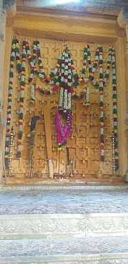 மாலைகள் சாற்றப்பட்ட பதினெட்டாம்படி கருப்பணசாமி கோயில்.