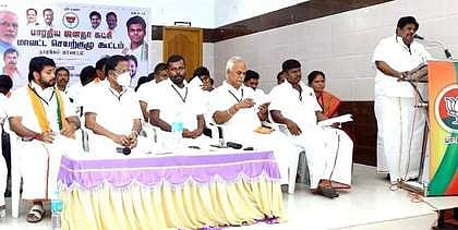 நாமக்கல் மாவட்ட பாஜக செயற்குழுக் கூட்டத்தில் பேசும் மாநில துணைத் தலைவா் கே.பி.ராமலிங்கம்.