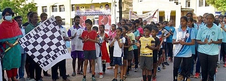 விழிப்புணா்வு மாரத்தான் போட்டியைக் கொடியசைத்து தொடக்கி வைக்கும் மாவட்ட ஆட்சியா் ப. ஸ்ரீவெங்கடபிரியா.