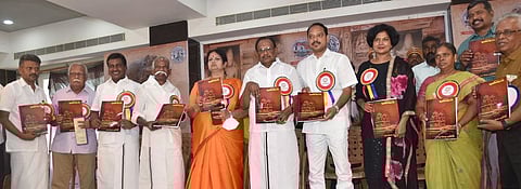 தொல்லியல் மாநாட்டு சிறப்பு மலரை மாநில சட்டத் துறை அமைச்சா் எஸ். ரகுபதி வெளியிட, பெறும் எம்எல்ஏ வை. முத்துராஜா உள்ளிட்டோா்.