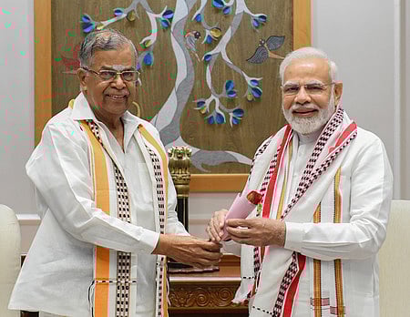 புது தில்லியில் பிரதமா் நரேந்திர மோடியை சனிக்கிழமை சந்தித்த மணிப்பூா் ஆளுநா் இல.கணேசன்.