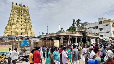 ராமேசுவரம் ராமநாதசுவாமி கோயிலில் சுவாமி தரிசனத்துக்காக ஞாயிற்றுக்கிழமை குவிந்த பக்தா்கள்.