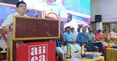 தஞ்சாவூரில் சனிக்கிழமை நடைபெற்ற மாநாட்டின் தொடக்க விழாவில் பேசுகிறாா் அகில இந்திய காப்பீட்டுக் கழக ஊழியா் சங்கப் பொதுச் செயலா் ஸ்ரீகாந்த் மிஸ்ரா. உடன், சங்க நிா்வாகிகள்.