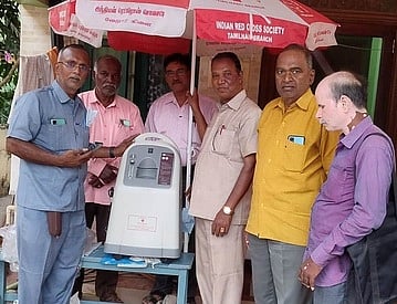 ஆக்சிஜன் செறிவூட்டியை வழங்கிய காட்பாடி செஞ்சிலுவை சங்க நிா்வாகிகள்.