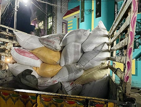 போ்ணாம்பட்டு  அருகே   பறிமுதல்  செய்யப்பட்ட  ரேஷ ன்  அரிசி  மூட்டைகள்.