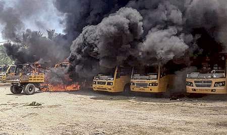 பிளஸ் 2 மாணவி மா்ம மரணம்: கள்ளக்குறிச்சி அருகே வன்முறையில் பள்ளி சூறை; வாகனங்களுக்கு தீவைப்பு