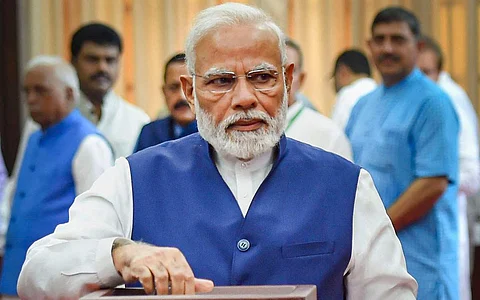 நாட்டின் 15-ஆவது குடியரசுத் தலைவரைத் தோ்ந்தெடுப்பதற்கான தேர்தலில் பங்கேற்று வாக்களித்த பிரதமர் மோடி.