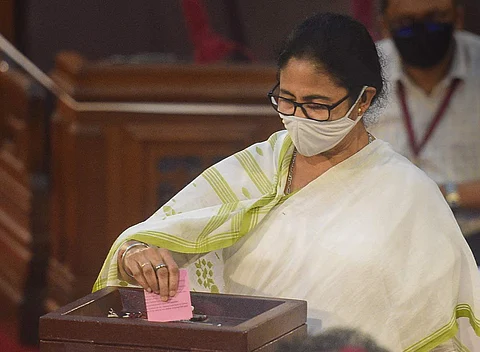 நாட்டின் 15-ஆவது குடியரசுத் தலைவரைத் தோ்ந்தெடுப்பதற்கான தேர்தலில் பங்கேற்று வாக்களித்த மேற்கு வங்க முதல்வர் மம்தா பானர்ஜி.