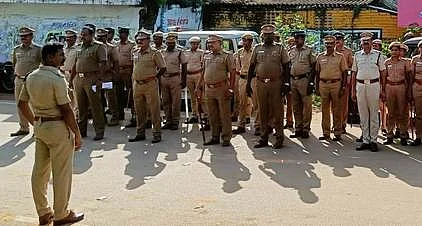 புரளியால் முன்னெச்சரிக்கையாக மெரினா கடற்கரையில் காவலர்கள் குவிப்பு (கோப்பிலிருந்து)