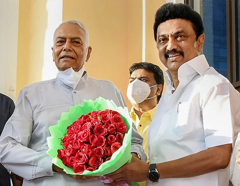 சென்னையில் தமிழக முதல்வர் மு.க.ஸ்டாலின் மற்றும் திமுக கூட்டணி கட்சித் தலைவர்களைச் சந்தித்து, ஆதரவு கோரிய எதிர்கட்சிகளின் பொதுவேட்பாளராக போட்டியிடும் யஷ்வந்த் சின்ஹா.