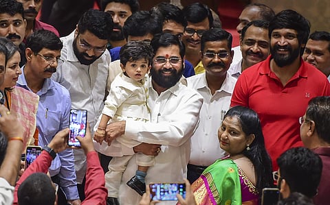 'சிவசேனையிலிருந்து நீக்கப்பட்டதை ஷிண்டே சட்டப்பூர்வமாக எதிர்கொள்வார்'