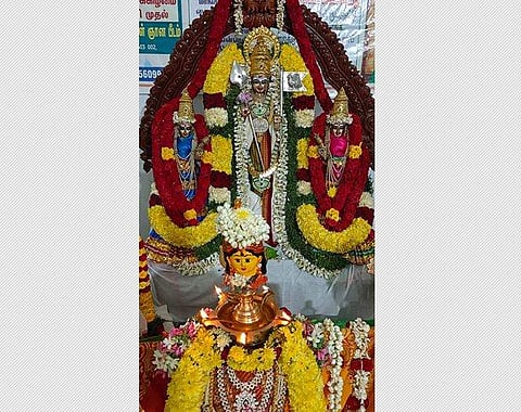 விளக்கு பூஜையையொட்டி சிறப்பு அலங்காரத்தில் செம்மலை ஸ்ரீவேல்முருகன்