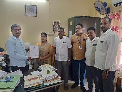 கும்மிடிப்பூண்டி வட்டார வளர்ச்சி அலுவலகத்தில் வட்டார வளர்ச்சி அலுவரும், தேர்தல் நடத்தும் அலுவலரான வாசுதேவன் அவருக்கு தேர்தல் வெற்றி சான்றிதழை வழங்கி வாழ்த்தினார்.