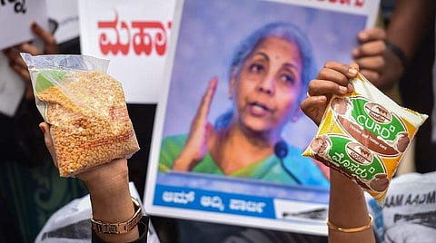 அரிசி, தயிருடன் போராட்டத்தில் ஈடுபட்ட பெண்கள்