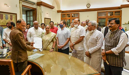நாடாளுமன்ற தோ்தல் அலுவலகத்தில் எதிா்க்கட்சி மூத்த தலைவா்கள் முன்னிலையில் குடியரசு துணைத் தலைவா் தோ்தல் வேட்புமனுவை செவ்வாய்க்கிழமை தாக்கல் செய்த மாா்கரெட் ஆல்வா.