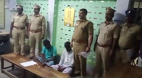 மானாமதுரை போலீசாரால் கைது செய்யப்பட்ட ராபின்சிங், சதீஷ்குமார்