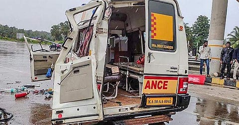கர்நாடகத்தில் விபத்துக்குள்ளான ஆம்புலன்ஸில் 4 பேரும் பலி; பதறவைக்கும் விடியோ