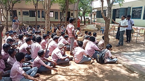 அரசு பள்ளியில் ஆசிரியா்கள் பற்றாக்குறை: வகுப்புகளை புறக்கணித்து மாணவா்கள் போராட்டம்
