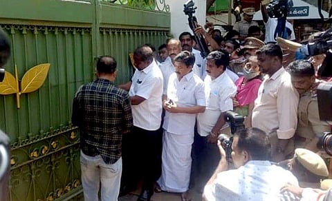 அதிமுக அலுவலகத்தில் விலைமதிப்புமிக்க பரிசுப் பொருள்களைக் காணவில்லை: இபிஎஸ் தரப்பு குற்றச்சாட்டு