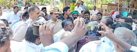 விஏஓ அலுவலகத்தை மாற்ற கிராம மக்கள் எதிா்ப்பு