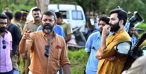 அய்யப்பனும் கோஷியும் படப்பிடிப்புத் தளத்தில் இயக்குநர் சச்சி (இடது)