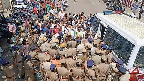 கோவில்பட்டி சார்பதிவாளர் அலுவலகம் முன்பு பாஜகவினர் முற்றுகை