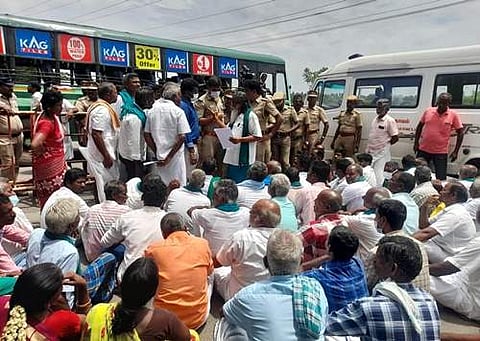 கடலூர் மாவட்ட ஆட்சியர் அலுவலகத்தை பி.அய்யாக்கண்ணு தலைமையில் முற்றுகையிட்ட விவசாயிகள்.