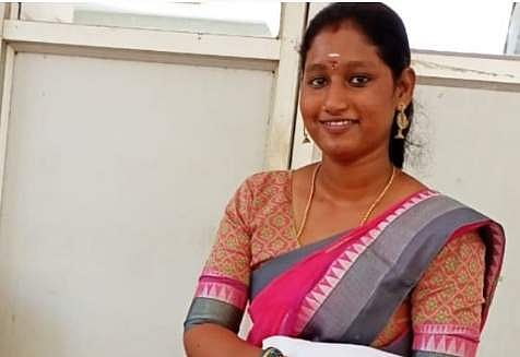 பெண் மருத்துவா் தனுஷியா.