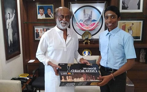 இந்தியாவின் இளம் கிராண்ட் மாஸ்டரான பிரக்ஞானந்தா, தனது குடும்பத்தினருடன் நடிகர் ரஜினிகாந்தை நேரில் சந்தித்து வாழ்த்து பெற்றார்.