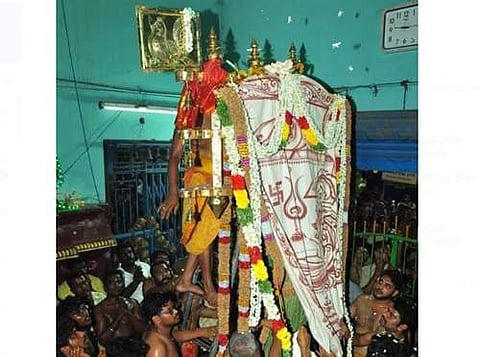 கீழத்தெரு மாரியம்மன் கோயில் தீமிதி உற்சவத்தை முன்னிட்டு ஏற்றப்பட்ட கொடி.