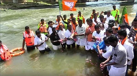 மாஞ்சோலை தேயிலைத் தோட்டத் தொழிலாளா்களின் நினைவு நாளையொட்டி, தாமிரவரணி ஆற்றில் மலர் தூவி அஞ்சலி செலுத்தும் அரசியல் கட்சியினர்.