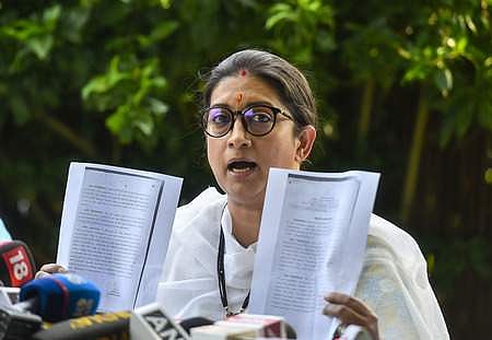 புது தில்லியில் சனிக்கிழமை செய்தியாளா்களிடம் பேசிய மத்திய அமைச்சா் ஸ்மிருதி இரானி