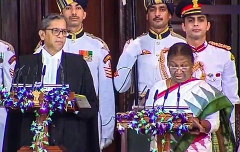 இந்தியாவின் 15-வது குடியரசுத் தலைவராக திரௌபதி முர்முக்கு பதவிப்பிரமாணம் செய்து வைத்த தலைமை நீதிபதி என் வி ரமணா.