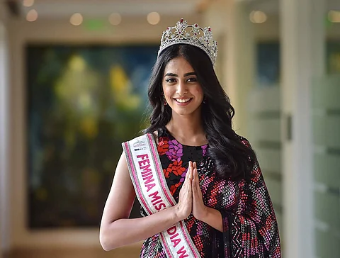 இந்த ஆண்டிற்கான 'ஃபெமினா மிஸ் இந்தியா வேர்ல்ட் 2022' அழகி பட்டத்தை வென்ற சினி ஷெட்டி.