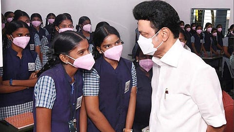 அசோக் நகர் பள்ளியில் மாணவர்களுடன் உரையாடும் முதல்வர் மு.க.ஸ்டாலின்