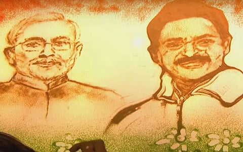 ஜவஹர்லால் நேரு உள்விளையாட்டு அரங்கத்தில், நடைபெற்ற தொடக்க விழாவில் சர்வம் படேல் வரைந்த பாரத பிரதமர் நரேந்திர மோடி, தமிழக முதல்வர் மு.க. ஸ்டாலின் மணல் ஓவியம்.