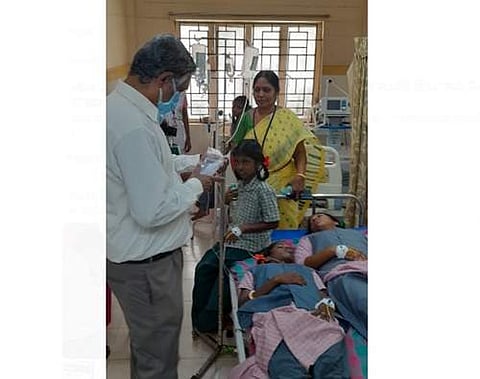 மருத்துவமனையில் அனுமதிக்கப்பட்டுள்ள மாணவிகள்.