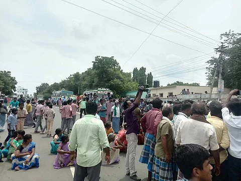 பெரம்பலூர் அரசு மருத்துவமனை எதிரே சாலை மறியலில் ஈடுபட்ட பொதுமக்கள்