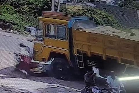 இருசக்கர வாகனம் மீது லாரி மோதி விபத்து: நூலிழையில் உயிர் தப்பிய 2 பெண்கள் பதைபதைக்கும் சிசிடிவி காட்சி