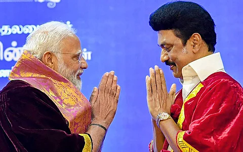 பட்டமளிப்பு விழாவில் கலந்து கொள்ள வந்த பிரதமரை வரவேற்ற முதல்வர் மு.க.ஸ்டாலின்.