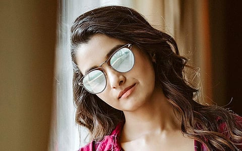 ஸ்டைலாக கூலிங் கிளாஸ் அணிந்த படி குளு குளு டோஸ் கொடுத்து லைக்குகளை அள்ளும் அம்மணி.