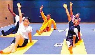 யோகா பயிற்சியில் ஆா்வம் காட்டும் சா்வதேச செஸ் வீரா்கள்!